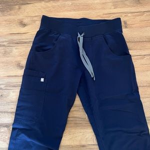 Kade™ Cargo Scrub Pants. Size XS Petite. Navy. Gentle wear. Good condition!